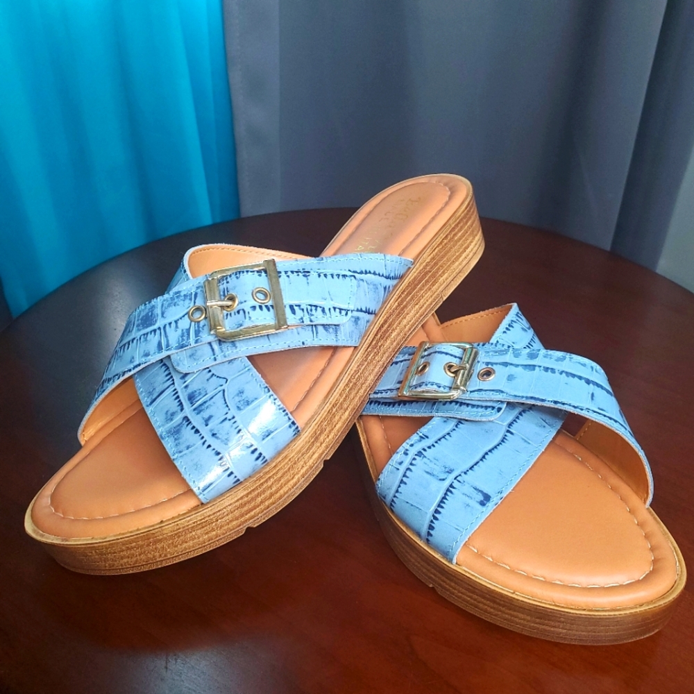 NWOT Bella Vita sandals